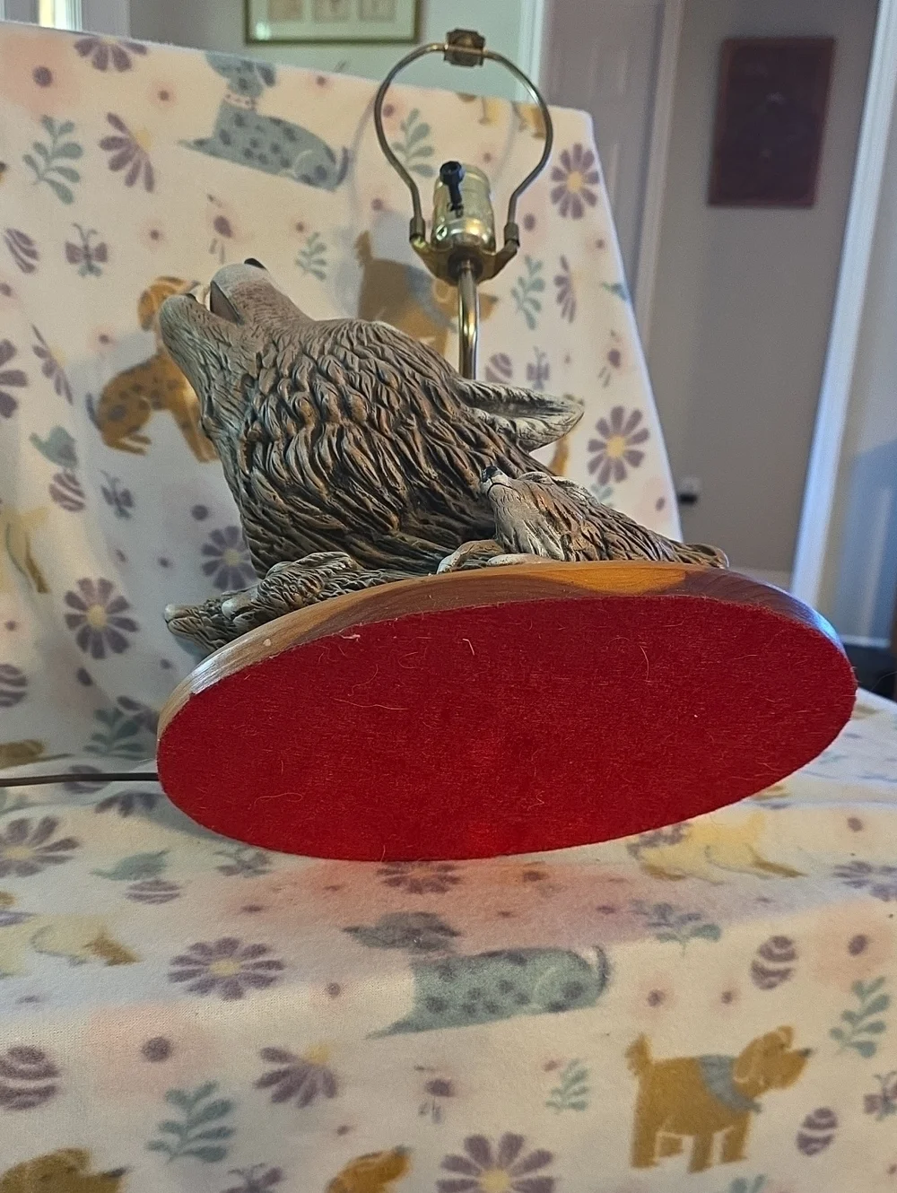 Rustic Howling Wolf And Pups Lamp